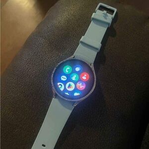 Samsung Galaxy Watch4 always had case on, no scratches like new Need Apple Watch